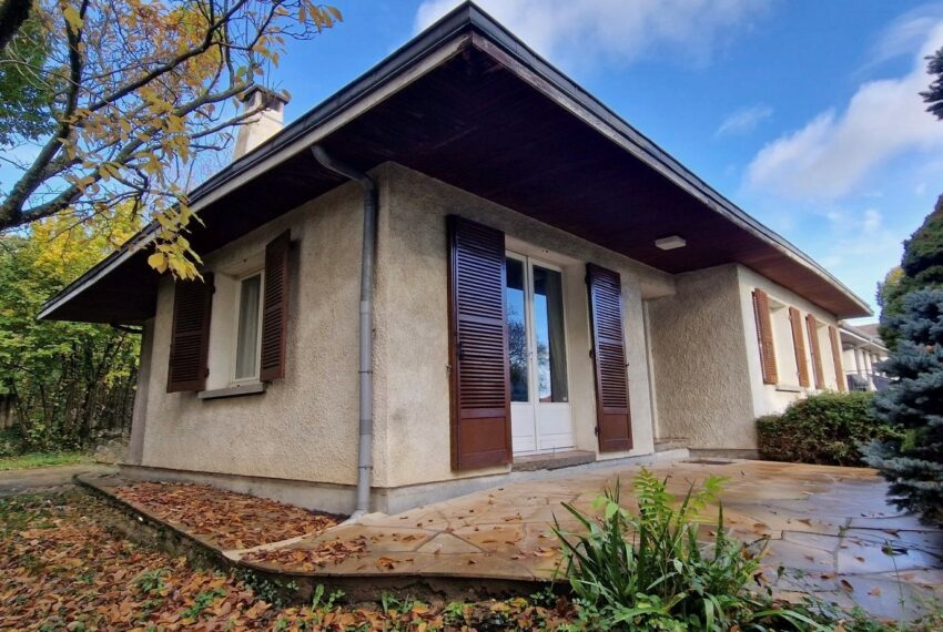 Maison côté face sans nappe rouge